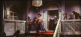 『大盗賊』 1963　約39分：城　三階(?)の姫の部屋の前の階段