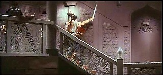 『大盗賊』 1963　約39分：城　三階から二階(?)への階段