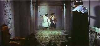 『大盗賊』 1963　約42分：城　三階(?)、姫の部屋の前の廊下