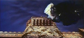 『大盗賊』 1963　約1時間29分：城、真下から＋投げ落とされた妖婆