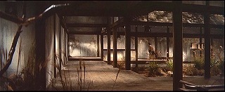 『怪談』 1964　約6分：第1話「黒髪」　庭を囲む廊下
