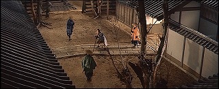 『怪談』 1964　約2時間59分：第4話「茶碗の中」　玄関と門の間、上から＋緑・柿色・紺の武士たち