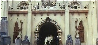 『奇巌城の冒険』 1966　約38分：城門、下半