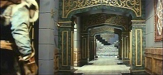 『奇巌城の冒険』 1966　約51分：城、廊下　奥に左右へ枝分かれする階段