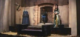 『奇巌城の冒険』 1966　約1時間3分：城、玉座の後ろの隠し扉から入った先