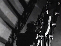 『ウルトラＱ』第9話「クモ男爵」 1966　約1分：灯台の階段＋影