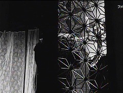 『ウルトラＱ』第9話「クモ男爵」 1966　約11分：二階の部屋、飾りガラスの仕切りと左に窓のカーテン