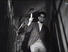 『ウルトラＱ』第9話「クモ男爵」 1966　約12分：台所から地下への階段、下から