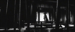 『薮の中の黒猫』 1968　約22分：客間＋霧、帷に猫化けの影