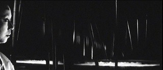 『薮の中の黒猫』 1968　約22分：渡り廊下と竹藪＋霧、左端に義母の横顔