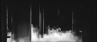 『薮の中の黒猫』 1968　約55分：渡り廊下、奥が玄関棟＋霧
