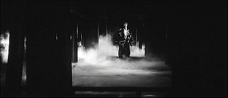 『薮の中の黒猫』 1968　約55分：渡り廊下、奥が玄関棟＋霧