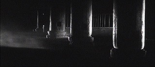 『薮の中の黒猫』 1968　約1時間21分：羅城門の柱廊