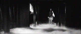 『薮の中の黒猫』 1968　約1時間36分：渡り廊下＋霧