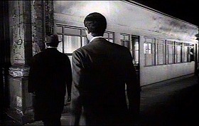 『審判』 1962　約33分：劇場、待合室風の囲い