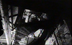 『審判』 1962　約35分：湾曲階段、下から