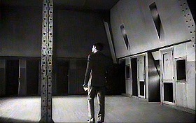 『審判』 1962　約36分：台形状の部屋の奥の方