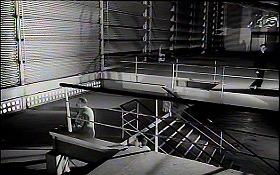 『審判』 1962　約47分：会社　中二階回廊への階段