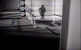 『審判』 1962　約48分：会社　中二階回廊への階段＋影
