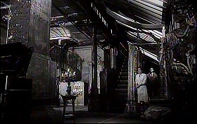 『審判』 1962　約50分：弁護士宅、事務室の奥の廊下から寝室へ　中央に上り階段　左奥に螺旋階段