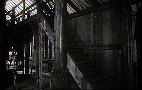 『審判』 1962　約53分：弁護士宅、事務室の奥の廊下と寝室の間にある上り階段