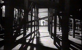 『審判』 1962　約1時間6分：法廷、壇の下　奥に入口