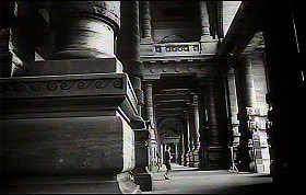 『審判』 1962　約1時間16分：柱廊
