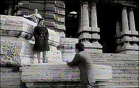 『審判』 1962　約1時間17分：門と階段