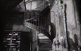『審判』 1962　約1時間29分：弁護士宅、事務室からの廊下を出た先、右奥の螺旋階段
