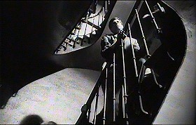 『審判』 1962　約1時間38分：画家のアトリエへの階段、下から