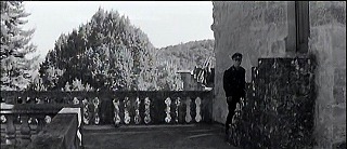 『悪徳の栄え』 1963　約59分：城　中庭を囲む歩廊と階段