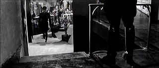『悪徳の栄え』 1963　約1時間25分：城　広間から吹抜歩廊への階段