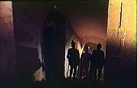 『惨殺の古城』 1965　約0分：階段、上から