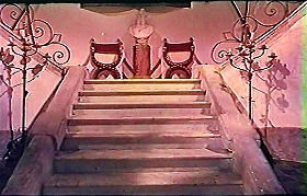 『惨殺の古城』 1965　約11分：玄関入ってすぐの階段