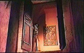 『惨殺の古城』 1965　約20分：階段上の扉口