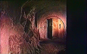 『惨殺の古城』 1965　約20分：片側が洞窟状の廊下