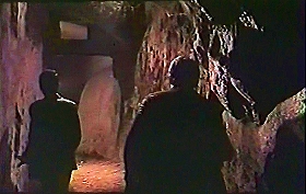 『惨殺の古城』 1965　約21分：片側が洞窟状の廊下