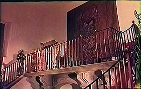 『惨殺の古城』 1965　約37分：玄関の階段をあがった先