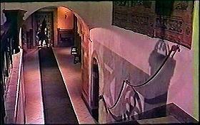 『惨殺の古城』 1965　約44分：廊下、手前に階段