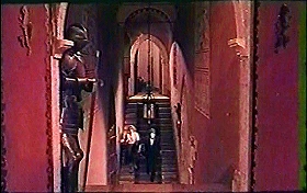 『惨殺の古城』 1965　約45分：奥に下り階段、踊り場をはさんで手前にのぼり階段