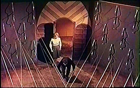 『惨殺の古城』 1965　約47分：蜘蛛の巣の間、入口附近を上から