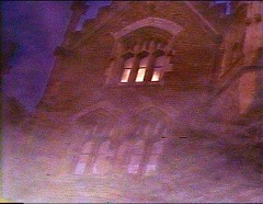 『襲い狂う呪い』 1965　約41分：館、斜め下から＋霧