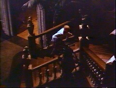 『襲い狂う呪い』 1965　約41分：階段、上から