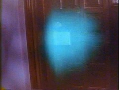 『襲い狂う呪い』 1965　約1時間13分：扉越しに発光する青緑の光