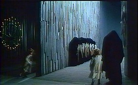 『魂のジュリエッタ』 1965　約1時間8分：劇の舞台＋黒ケープの群れ