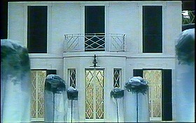 『魂のジュリエッタ』 1965　約2時間0分：ジュリエッタの家、玄関前