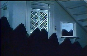 『魂のジュリエッタ』 1965　約2時間8分：ジュリエッタの家＋黒ケープの群れ