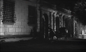 『亡霊の復讐』 1965　約3分：城の外観、すぐ左に玄関