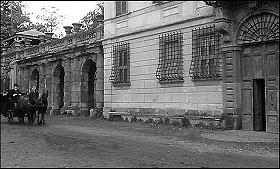 『亡霊の復讐』 1965　約20分：城の外観、右端に玄関