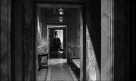 『亡霊の復讐』 1965　約41分：一階廊下(?)